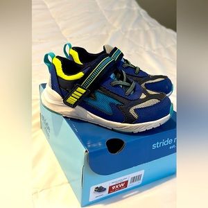 Stride Right Cosmic Light Up Sneakers. Used. Size 9XW. (Little Kids)
